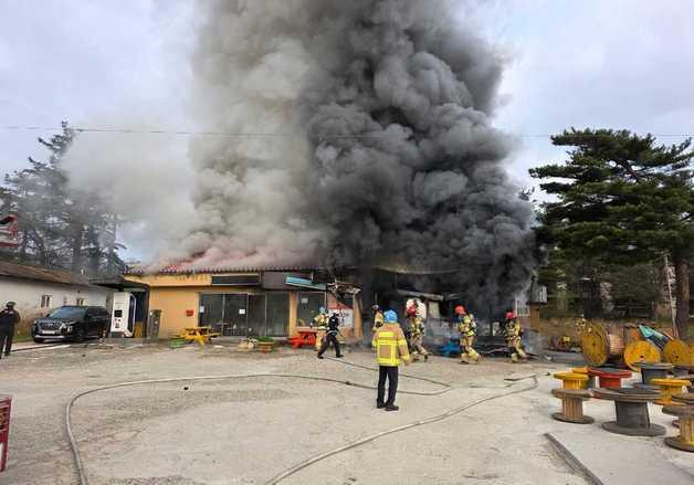 고성 토성면 상가 화재…건물 전소로 1억원 피해