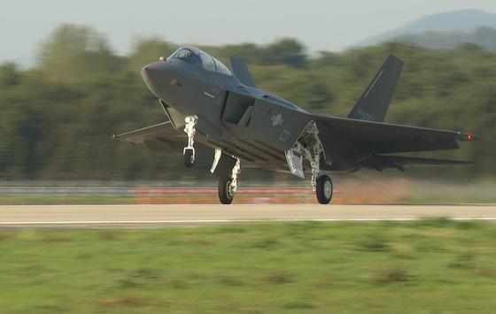 KF-21 양산 1호기, 공개 22일 만에 첫 비행 성공