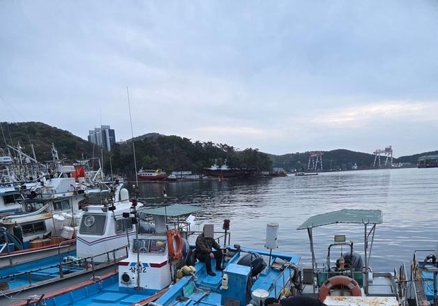부산 다대항 계류 어선 침수…밀물로 인한 수위상승이 원인