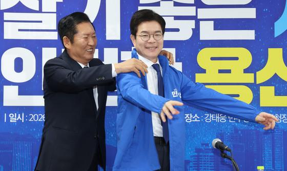 정원오 후보에게 민주당 점퍼 입혀주는 정청래 대표