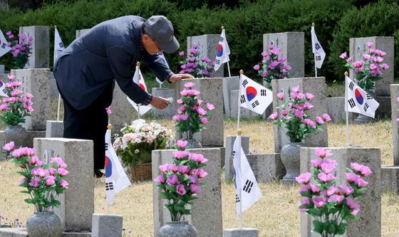 4.19민주묘지 찾아 묘비 정돈하는 유족