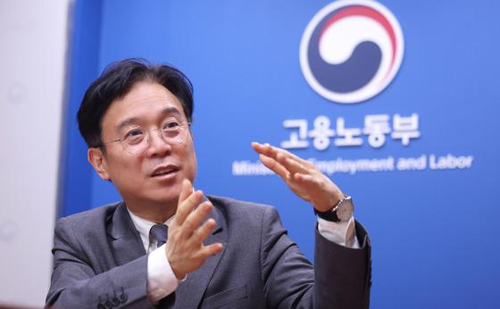 김영훈 노동부 장관 "협력사 거쳐 원청 대기업 이직하는 길 열겠다"
