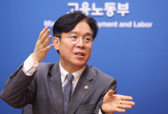 김영훈 "삼성전자 위해 수많은 협력업체 노력…노사, 대화해야"