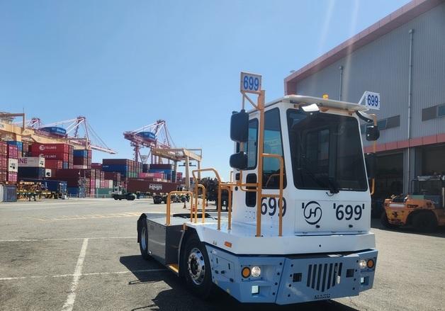 국산 무탄소 하역장비 전기 트랙터, 부산항서 '첫선'