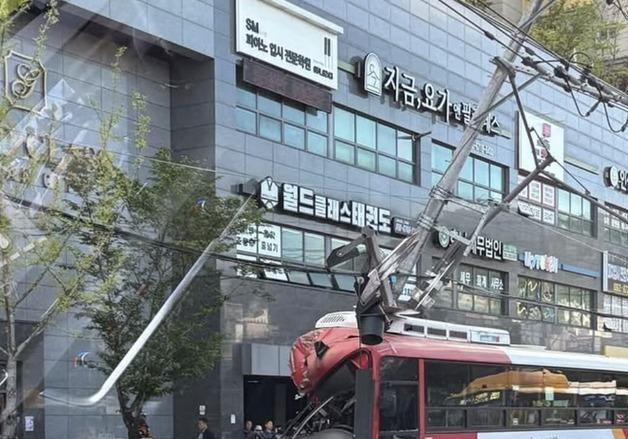 광주서 승합차와 충돌한 시내버스, 전신주 들이받아…14명 경상