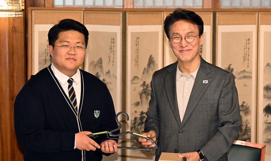 탄소중립 소재로 제작된 선물 받는 김민석 총리