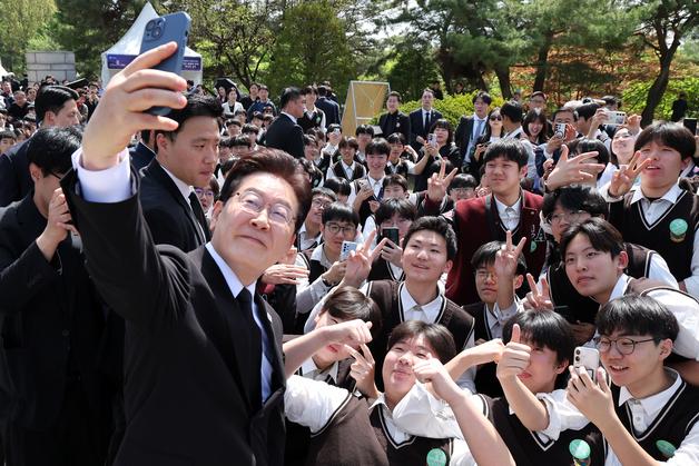  4·19혁명 기념식, 학생들과 셀카 찍는 이재명 대통령