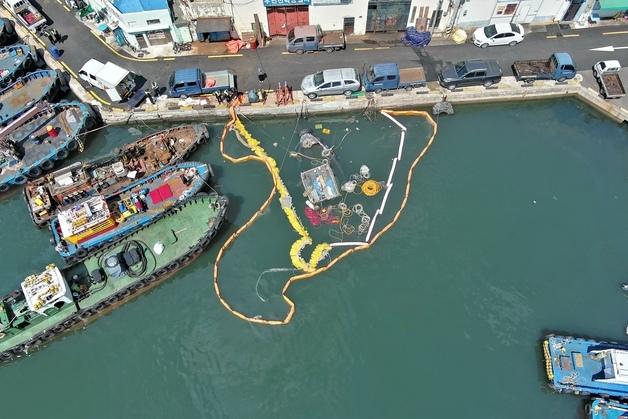 부산 영도 굴항서 19톤 선박 침수…기름 유출 긴급 방제