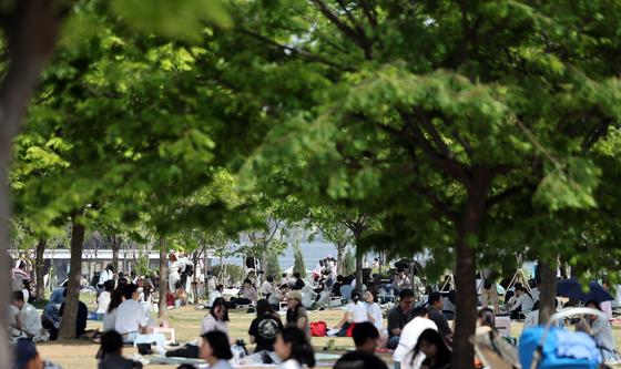 더위 피해 그늘 아래로