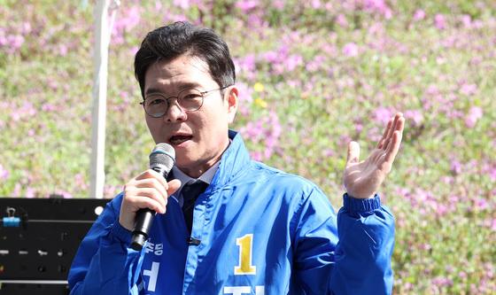 불암산 철쭉제 찾아 인사말하는 정원오 민주당 서울시장 후보