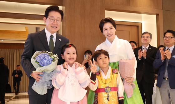 이재명 대통령 부부, 화동과 기념촬영