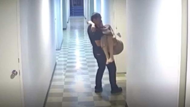 "바지 벗겨 만지고 촬영까지" 유명 여배우 구조대원 성추행 폭로