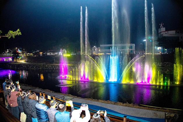 괴산 동진천 음악분수 개장…음악과 빛과 물의 향연