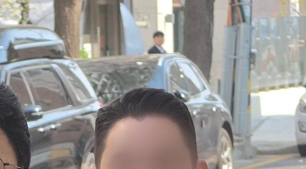 '편입·취업 특혜' 김병기 차남 경찰 출석…金 본인도 오늘 소환