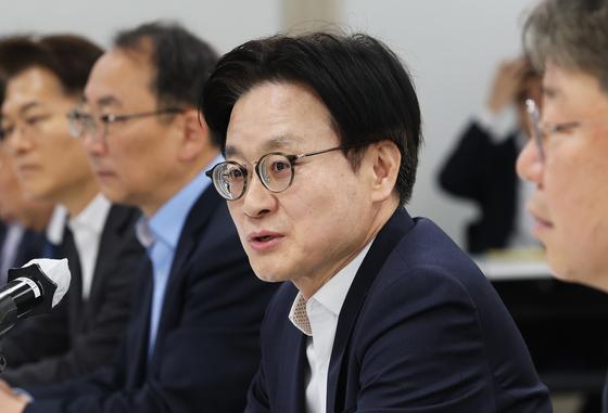 김정관 "나프타 이어 포장재·플라스틱 석화 원료 매점매석 금지 준비"