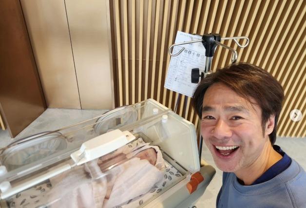 '득녀' 김홍표, 51세에 아빠 됐다 "마음가짐 달라져…응원 감사"