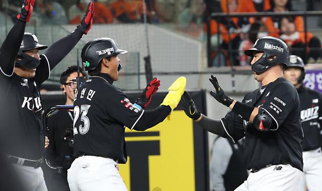 만루홈런에 환호하는 KT 장성우