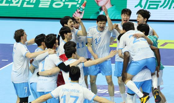 승리의 기쁨 나누는 대한항공