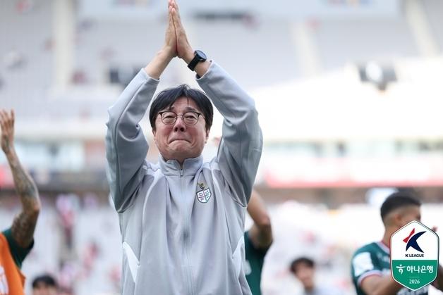 '1승'에 터진 황선홍의 눈물…사령탑이 짊어진 무게