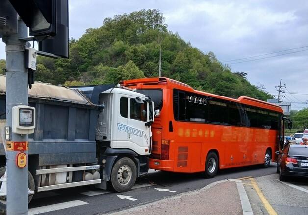 화물차가 코레일 신입사원 등 37명 탄 버스 추돌…24명 경상