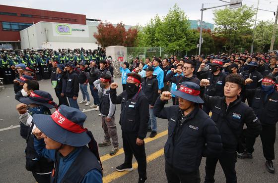 '악화일로' CU 파업 사태…점주의 눈물은 누가 닦나