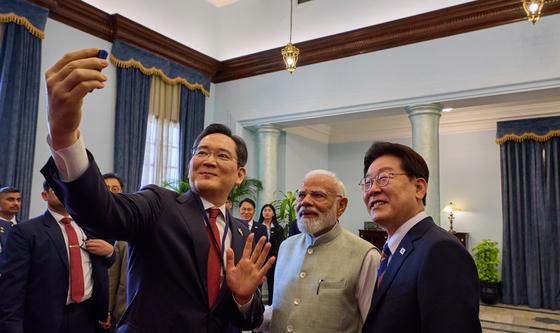 인도산 '플립7'으로 李대통령·모디·이재용 셀카