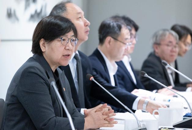 "소아과 가려 40분 이동" 주민 호소에…정은경 "절박함 담겨"