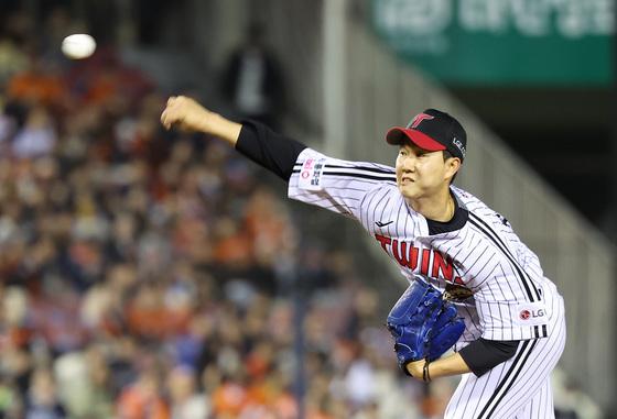 '팔꿈치 부상' LG 유영찬, 1군 말소…두산 마무리 김택연도 이탈