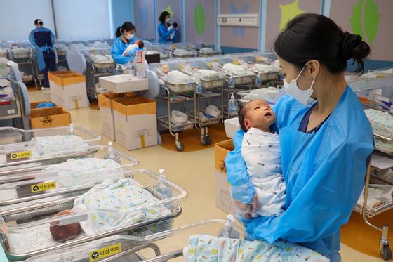 미혼남녀 67% "결혼하겠다"…출산 의향도 40% 첫 돌파