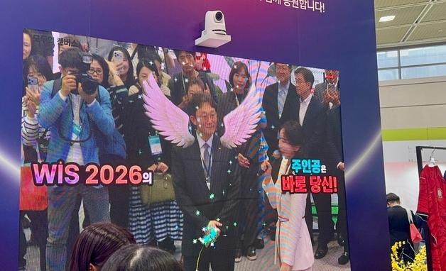 "AI 보러 왔어요"…KT 박윤영, WIS서 '경쟁사 부스' 열공