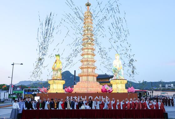 '묘향산 보현사 탑등' 광화문광장 밝힌다 …높이 19m 8각 13층 석탑