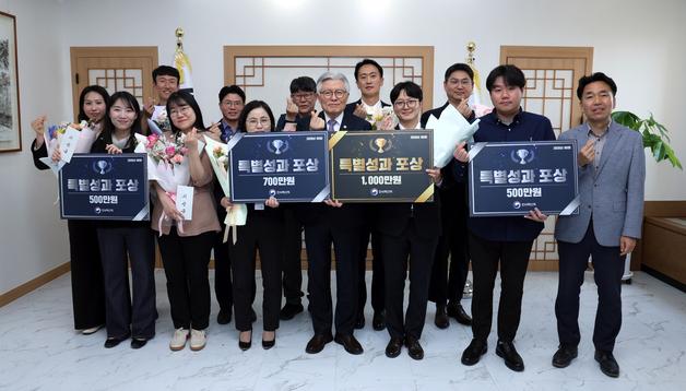 적극행정 공무원 첫 '특별성과 포상'…76년 당직 관행도 깼다