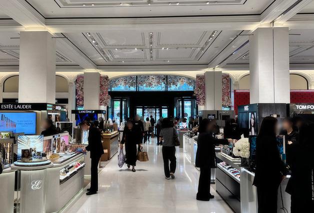 "리뉴얼 사은품·맥주 팝업"…유통업계, 봄 나들이객 잡기 총력