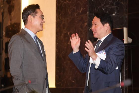 대화하는 이재용·최태원 회장