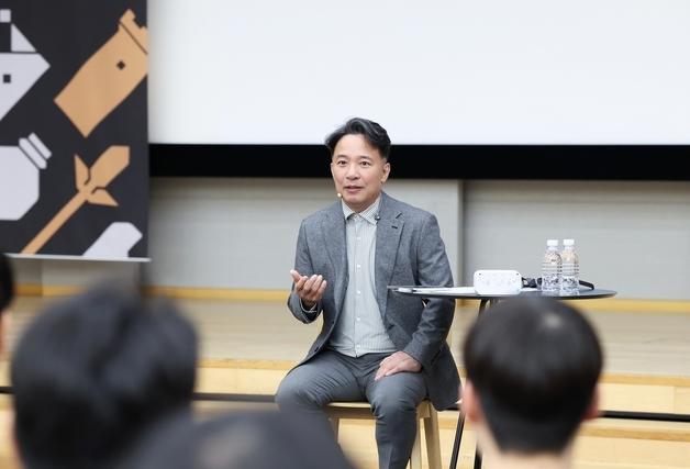 김택진 엔씨 대표, AI와 겨룰 인간의 경쟁력으로 '통찰력' 꼽았다