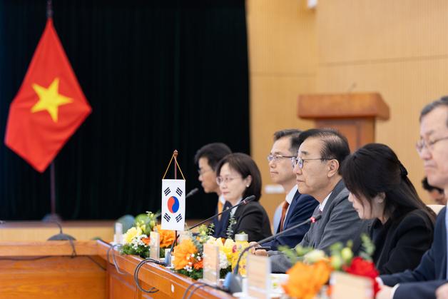 베트남에 4800억 K-철도차량 첫 수출…정부, 인프라 협력 본격화