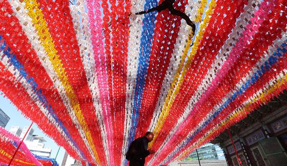 '연등 아래 간절한 기도'