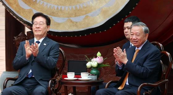 李대통령, 또 럼 서기장과 '탕롱황성 친교'…순방 마지막 일정