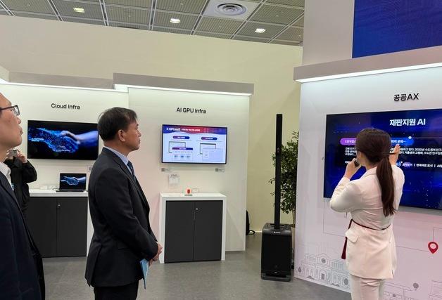 김종철 방미통위원장, WIS 2시간 참관…통신3사 AI 기술 살펴