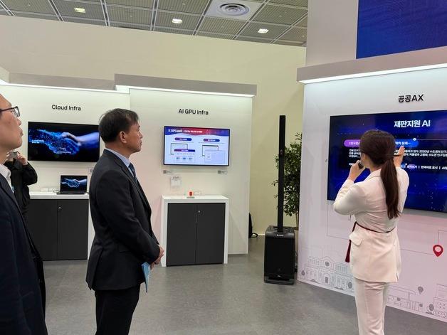 김종철 방미통위원장, WIS 2시간 참관…통신3사 AI 기술 살펴