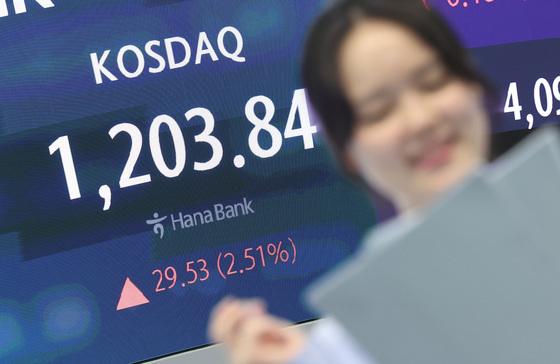 조용히 달린 코스닥, 25년 만에 1200선 뚫어…"소부장·바이오의 힘"