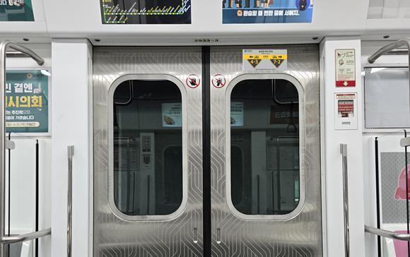 서울 지하철 2호선 객실에 '승강장 위치' 안내 스티커 부착
