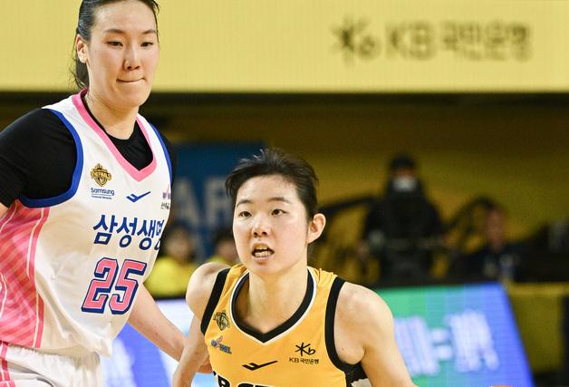 여자농구 KB, 챔프전 2연승…통산 3번째 통합 우승까지 1승