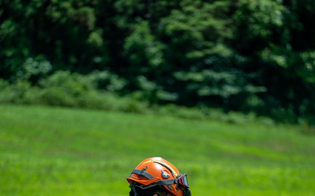 "너 덕분에 살았다"…구조견 껴안고 펑펑 운 빗속 산골 실종자