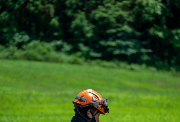 "너 덕분에 살았다"…구조견 껴안고 펑펑 운 빗속 산골 실종자