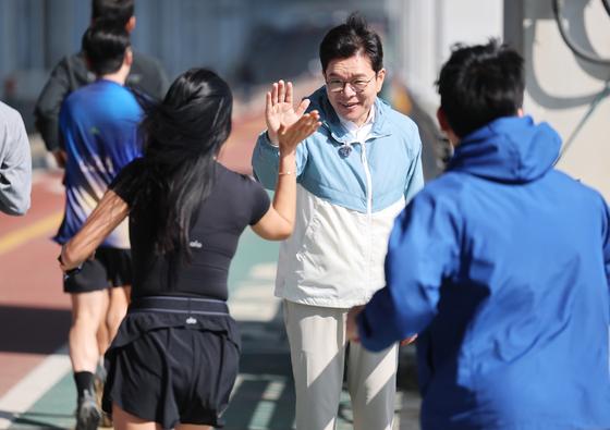 [뉴스1 PICK]러닝 성지 찾은 정원오, '땀과 열정을 응원합니다'