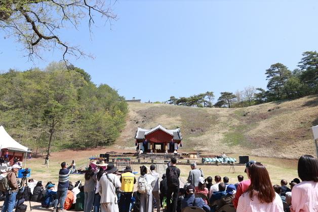 '왕사남' 타고 영월 축제장 북적…속초 청초호 '꽃 나들이' 인파