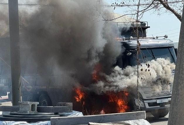 평택 포승읍 도로 달리던 22톤 화물차 불…인명피해 없어