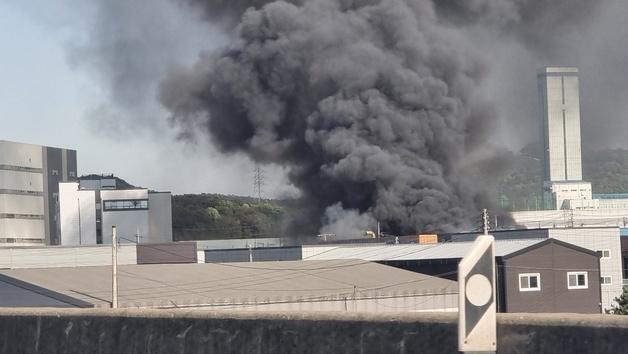 화성 안녕동 가구·의류 창고서 불…소방 진화 중