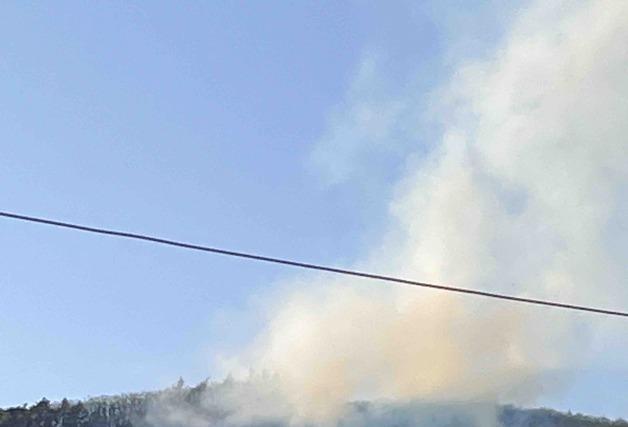 건조특보 삼척서 일몰 앞두고 산불…헬기 4대 투입 진화 중